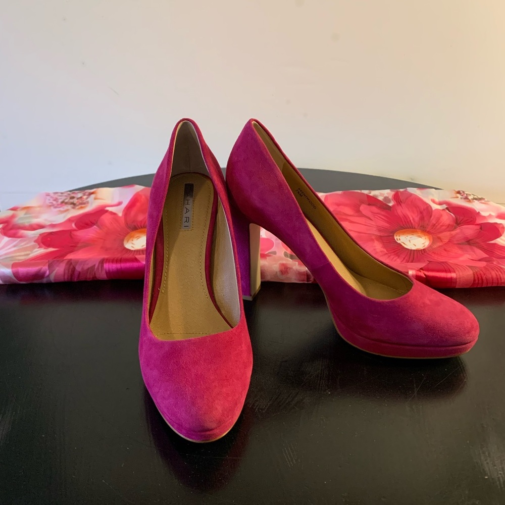 Tahari Suede 4in Heels Brand New Sz: 7.5